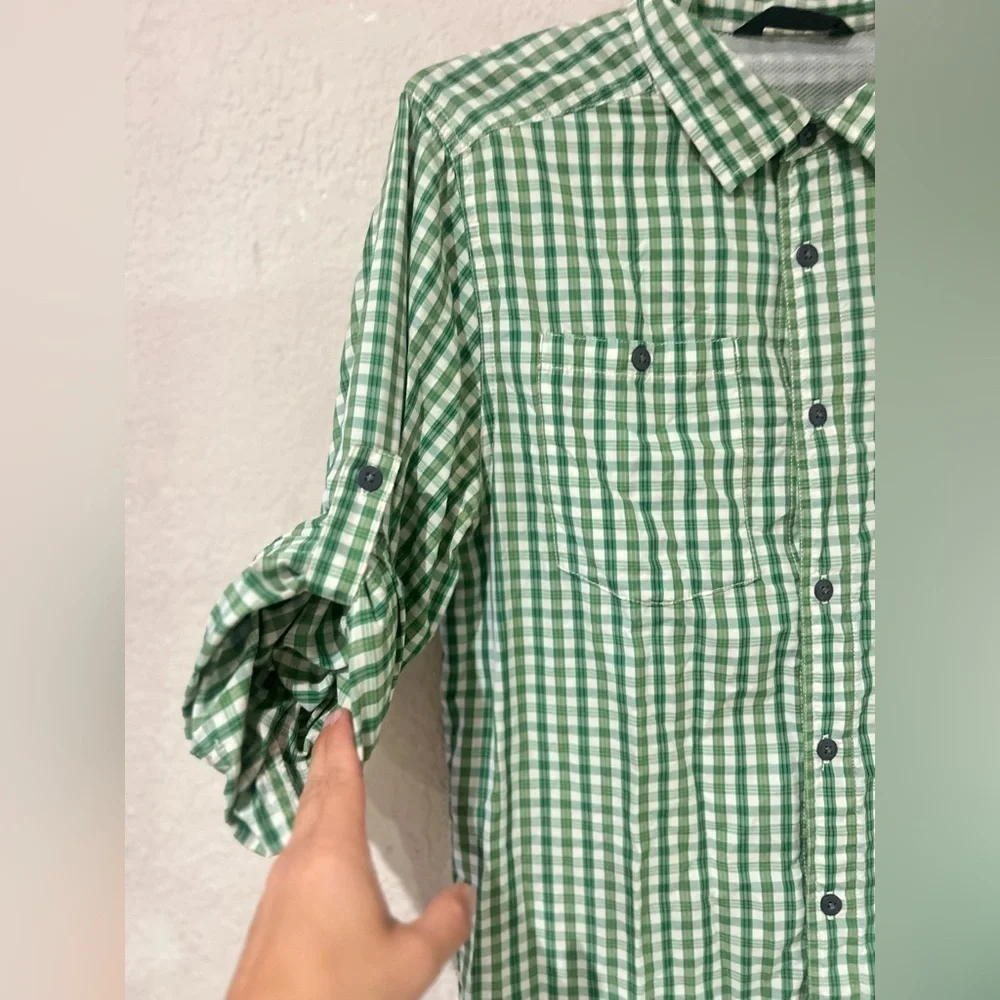 The North Face men’s  Vented Plaid Button Down Shirt size med